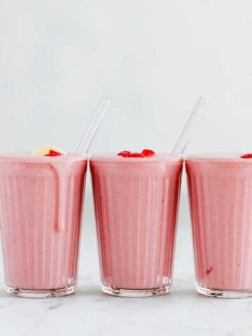 3 gläser gefüllt mit erdbeer bananen smoothie