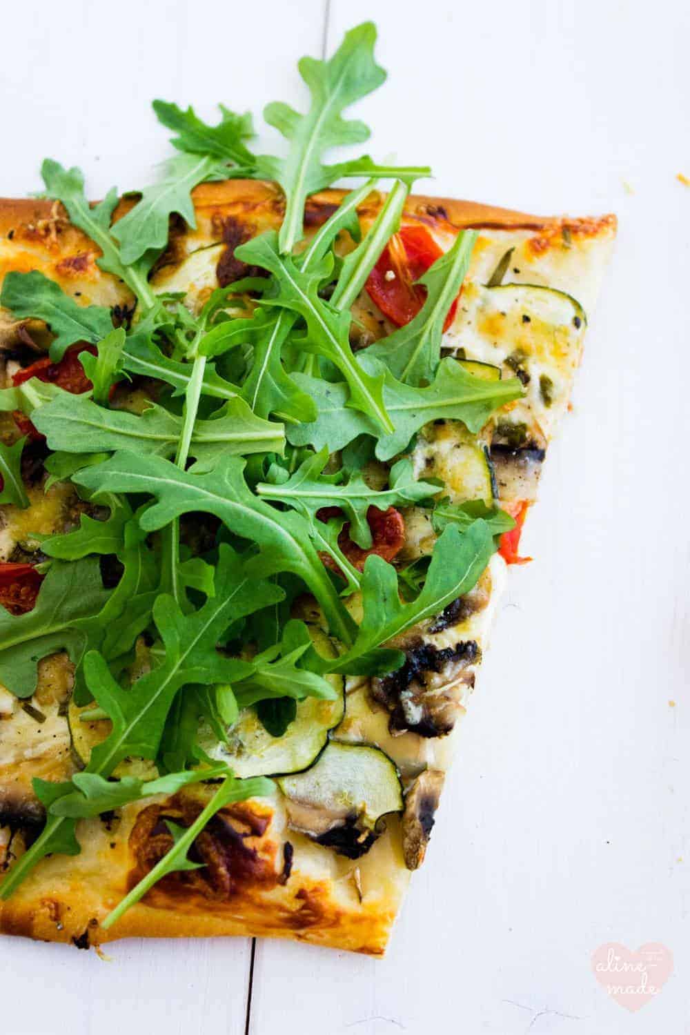 Quick Veggie Pizza with Quark and Topped with Rocket