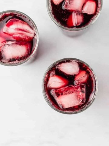 agua de jamaica in gläsern mit viel eis