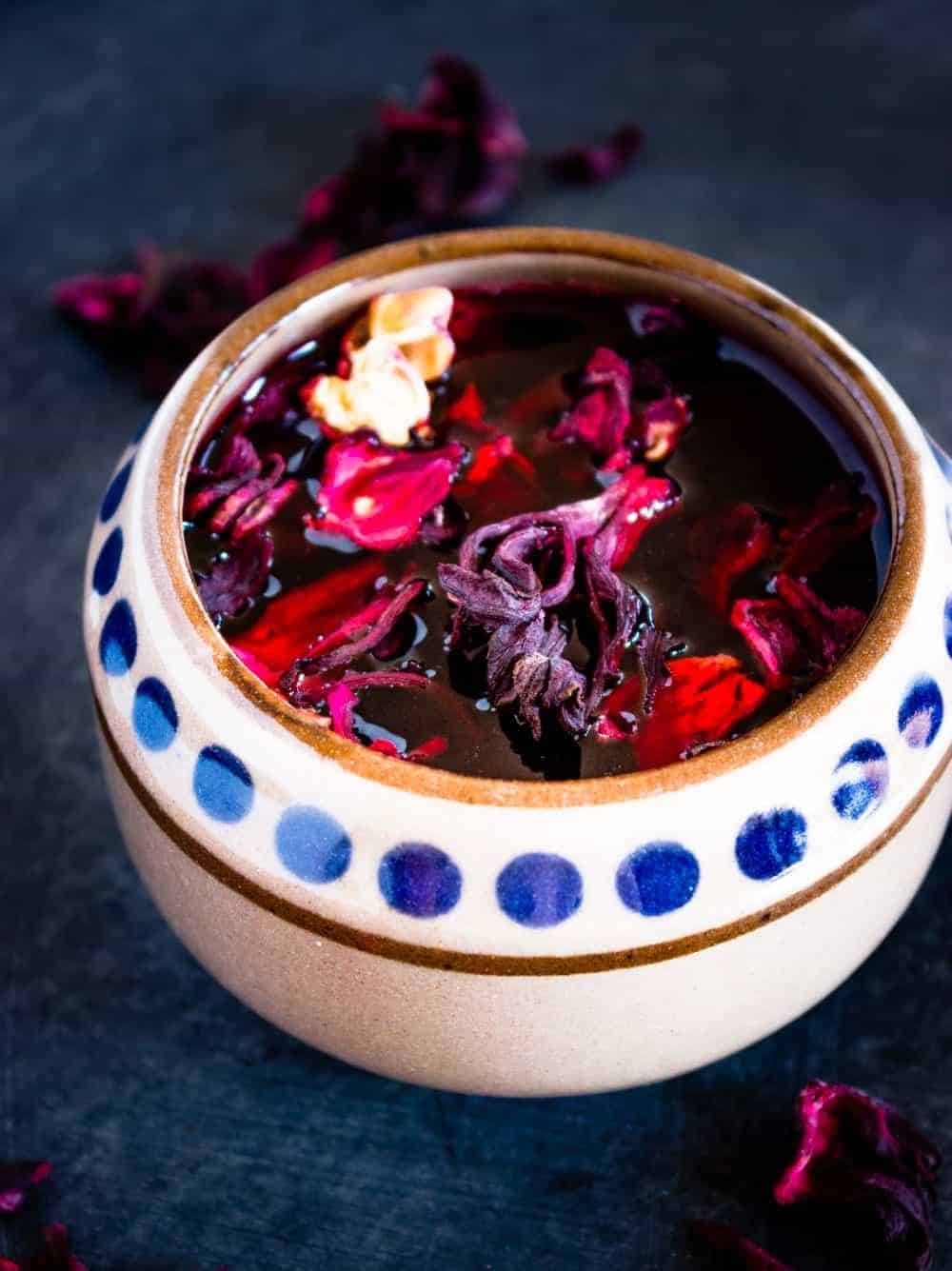 Agua de Jamaica mit Hibiskusblüten in einem authentisch mexikanischen becher