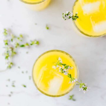mango limonade serviert in einem glas mit eiswürfeln