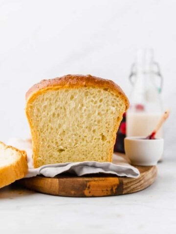 Butter Brioche Brot serviert auf einem Holzbrett