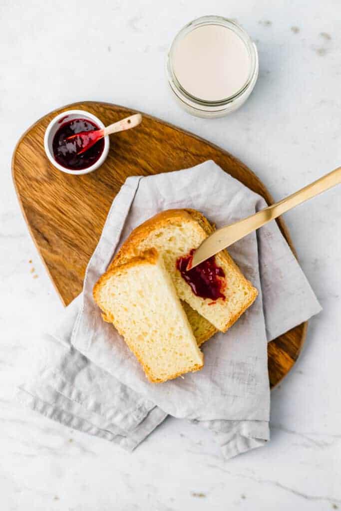 brioche brot schnitten serviert mit Marmelade auf einem blauen Tuch