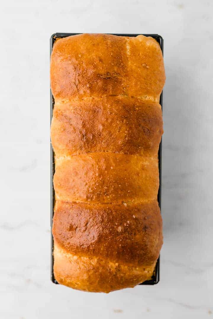 gebackenes brioche in einer schwarzen kastenform