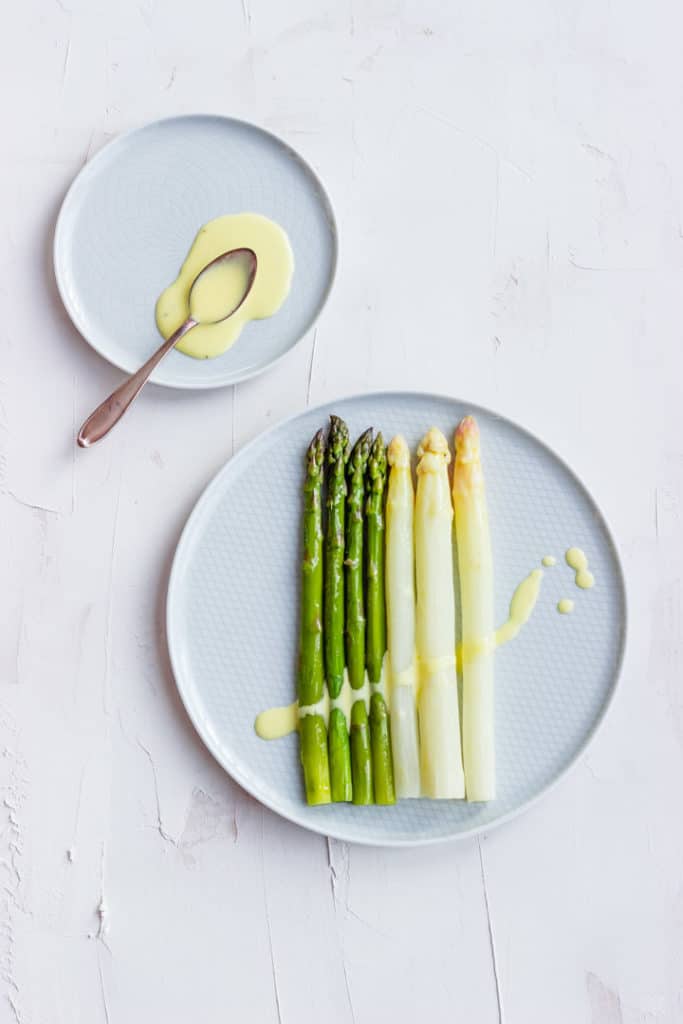 Spargeln im Steamer mit Sauce Hollandaise