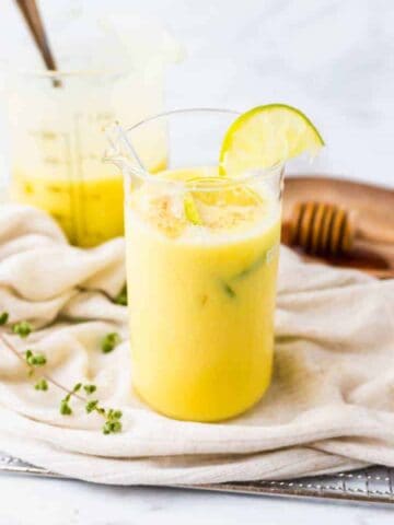 veganes mango lassi in einem glasbecher