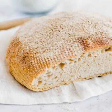 brot im topf ohne kneten angeschnitten auf einem tisch