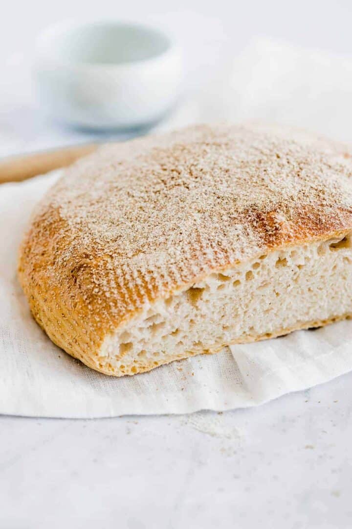 brot im topf ohne kneten angeschnitten auf einem tisch