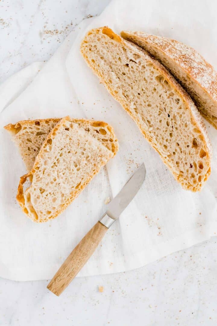 geschnittene brotscheiben auf einer weissen serviette