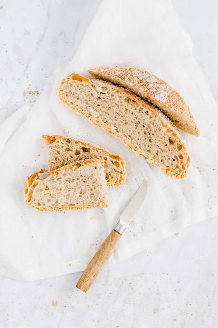 geschnittene no knead bread brotscheiben