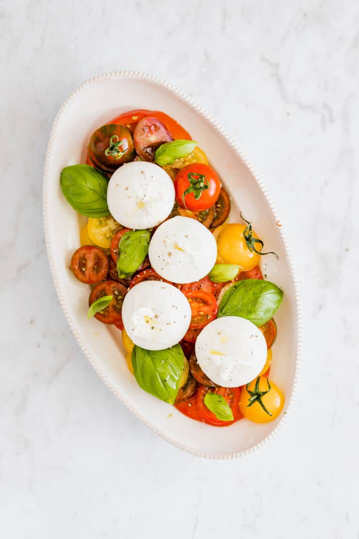 burrata salat mit heirloom tomaten