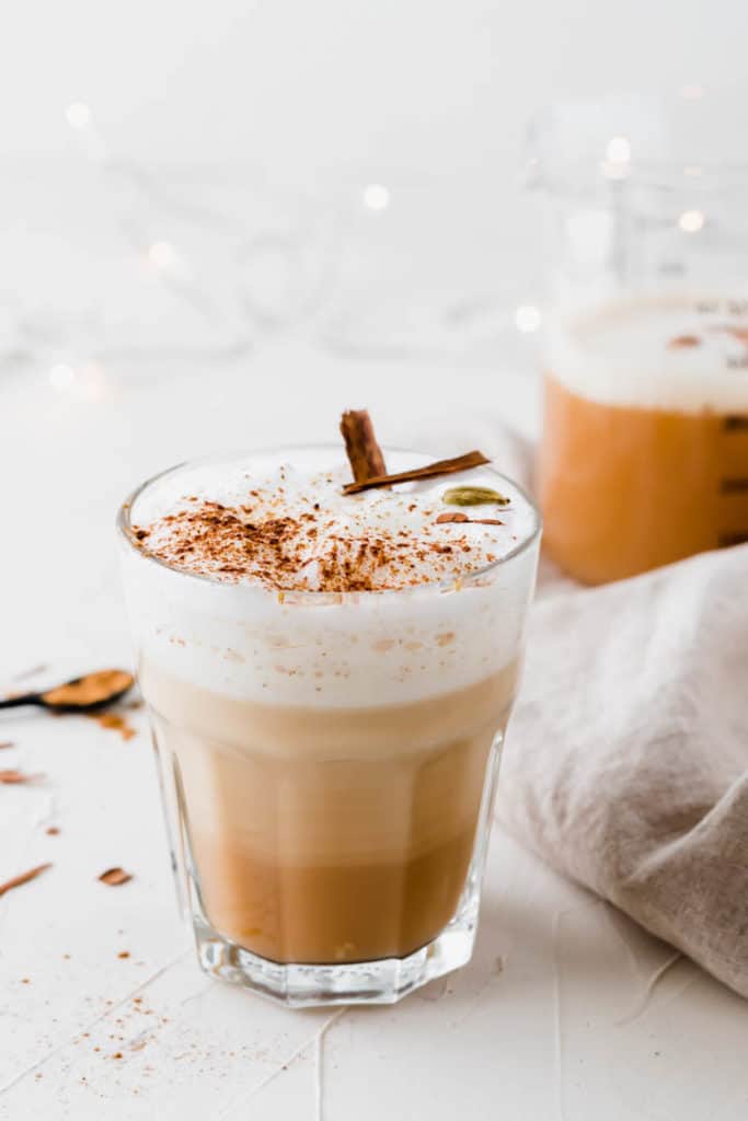 chai tee latte in einem glas auf weissem hintergrund