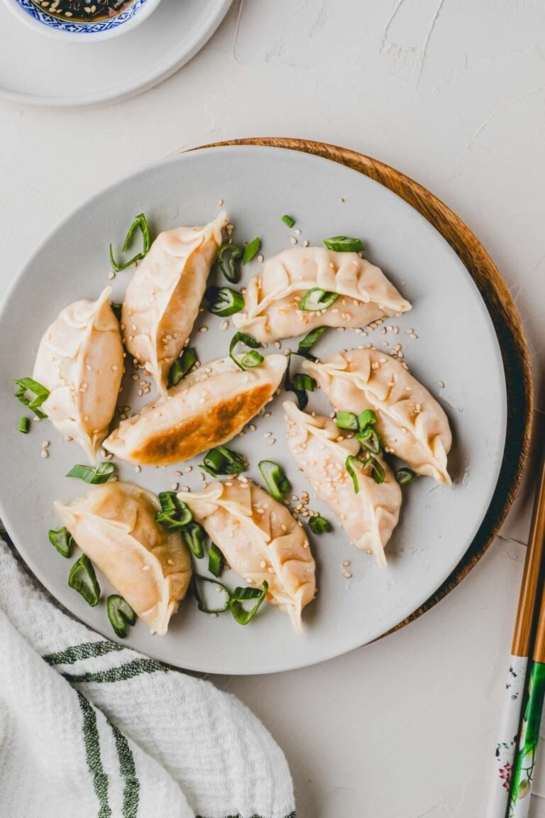 vegane dumplings mit tofu auf einem teller serviert
