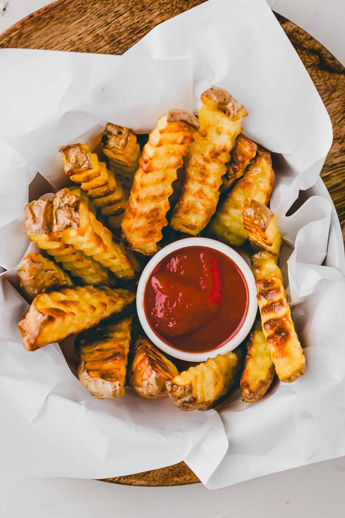 selbstgemachte backofen pommes mit ketchup