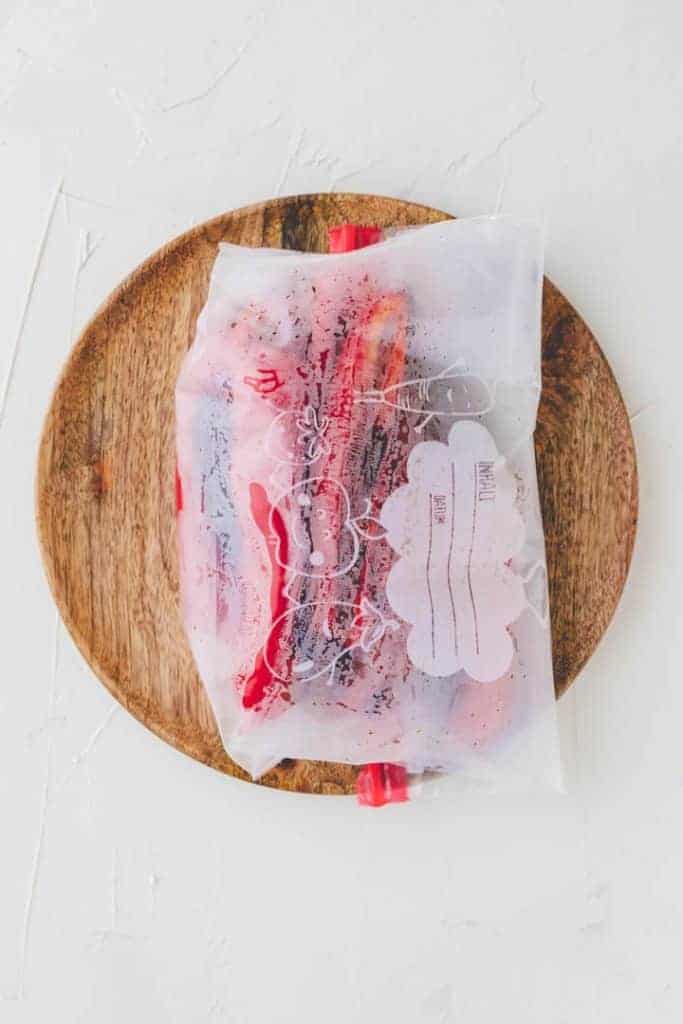 geröstete rote spitzpaprika in einem plastiksack - vor dem häuten