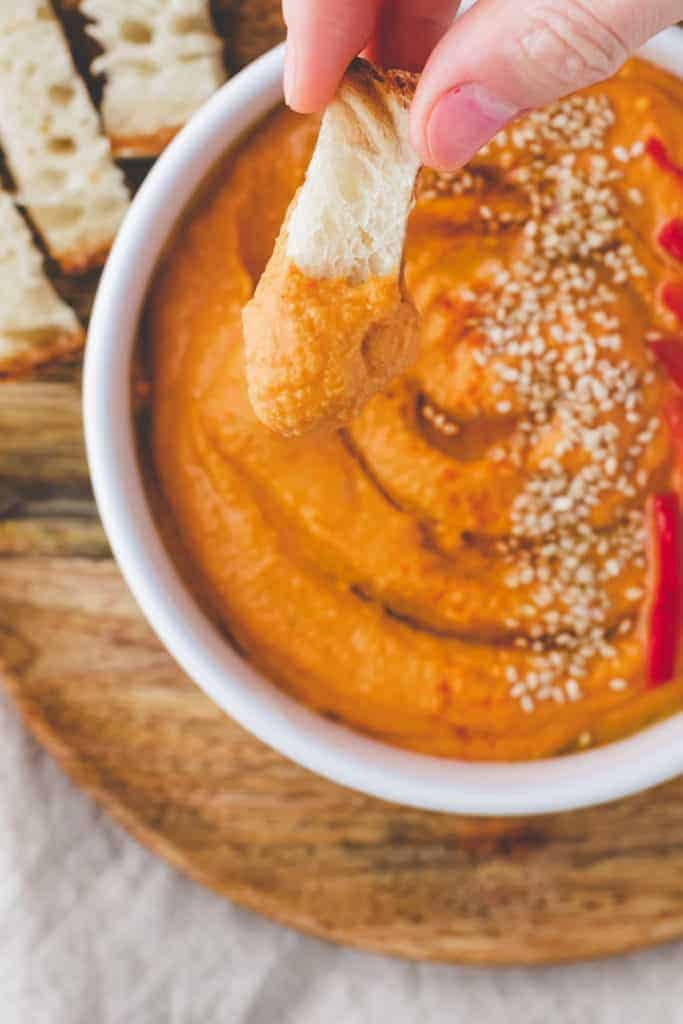 Brot in Paprika Hummus gedippt