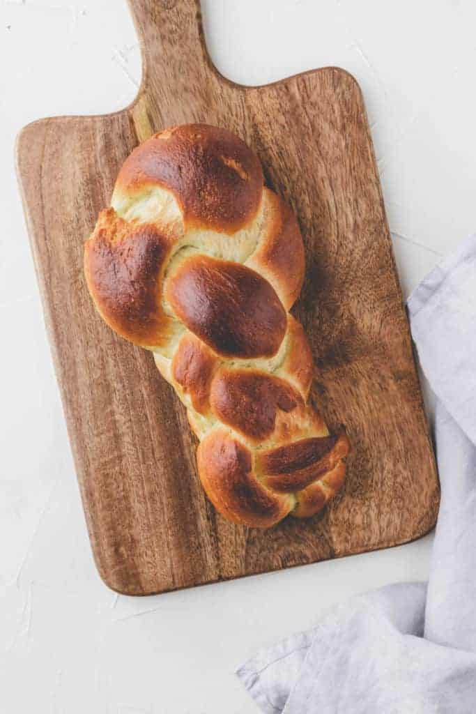 geflochtener veganer zopf auf einem holzbrett