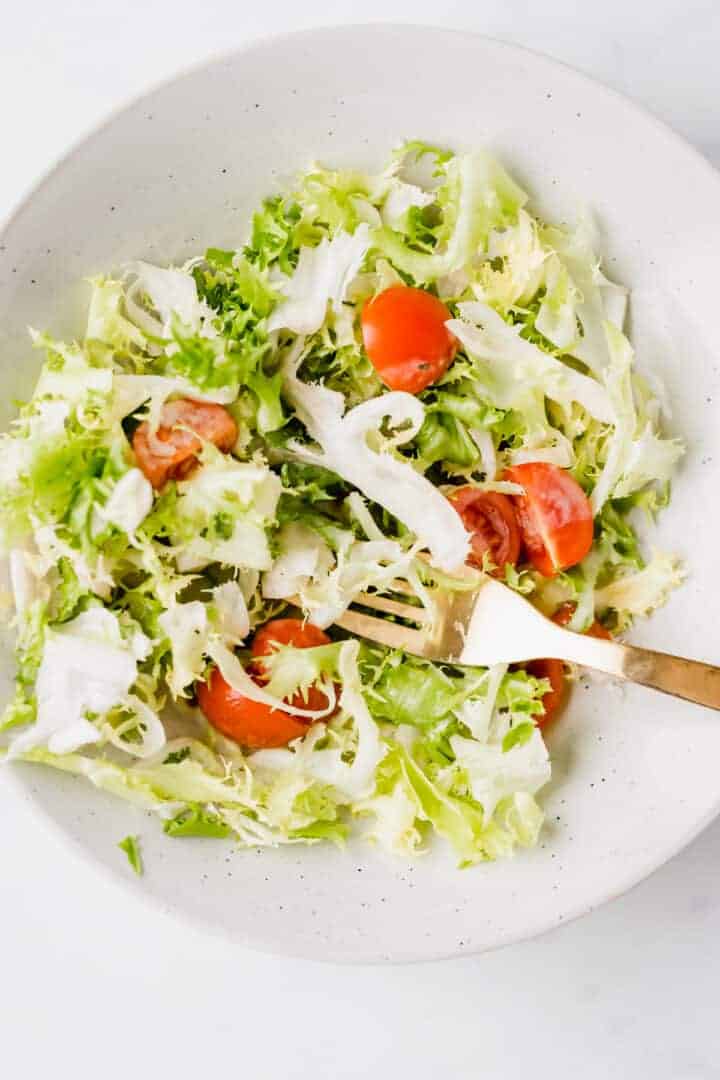 grรผner salat mit veganer salatsauce