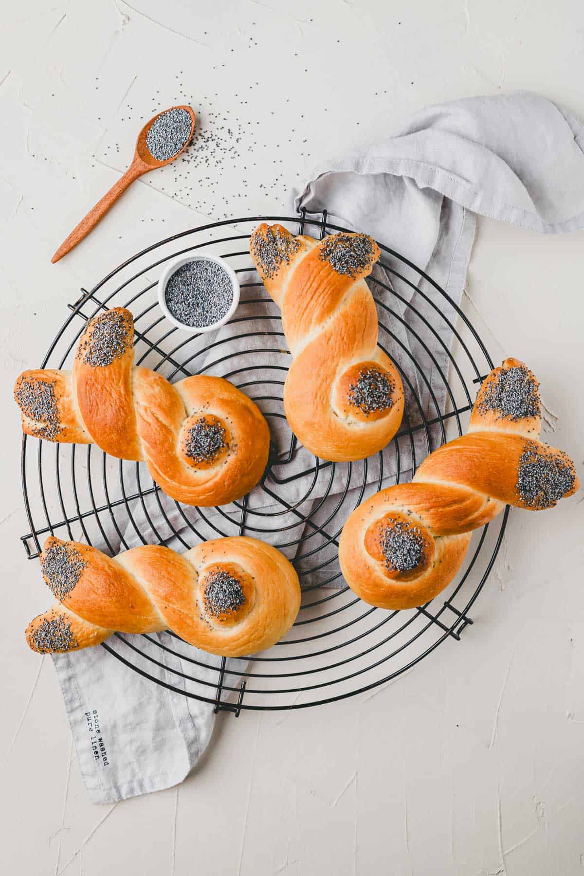 Osterhasen aus Hefeteig auf einem gitter