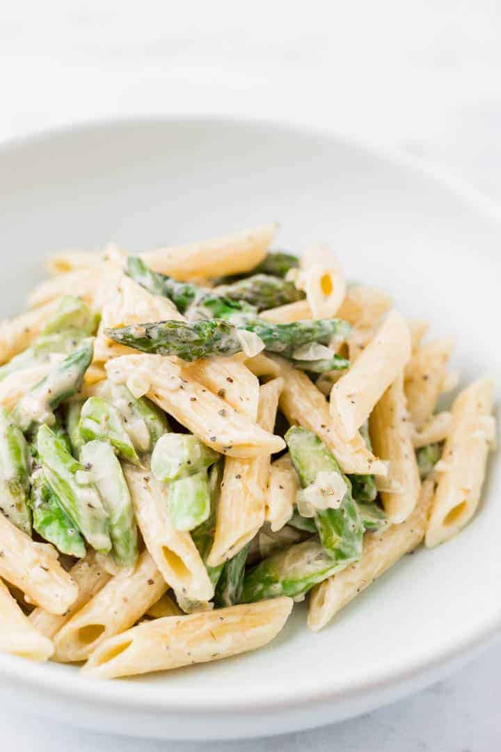 grüner spargel mit pasta und alfredo sauce