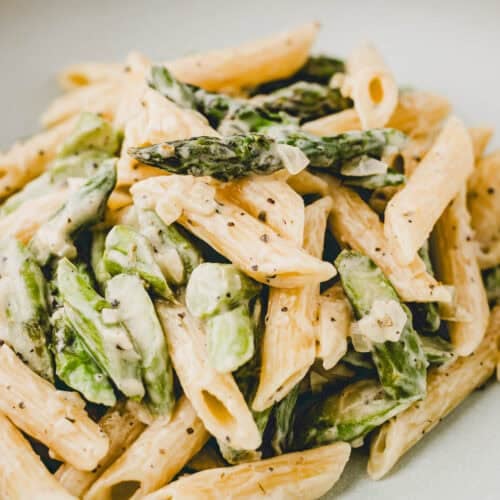 nahaufnahme von pasta mit grünem spargel