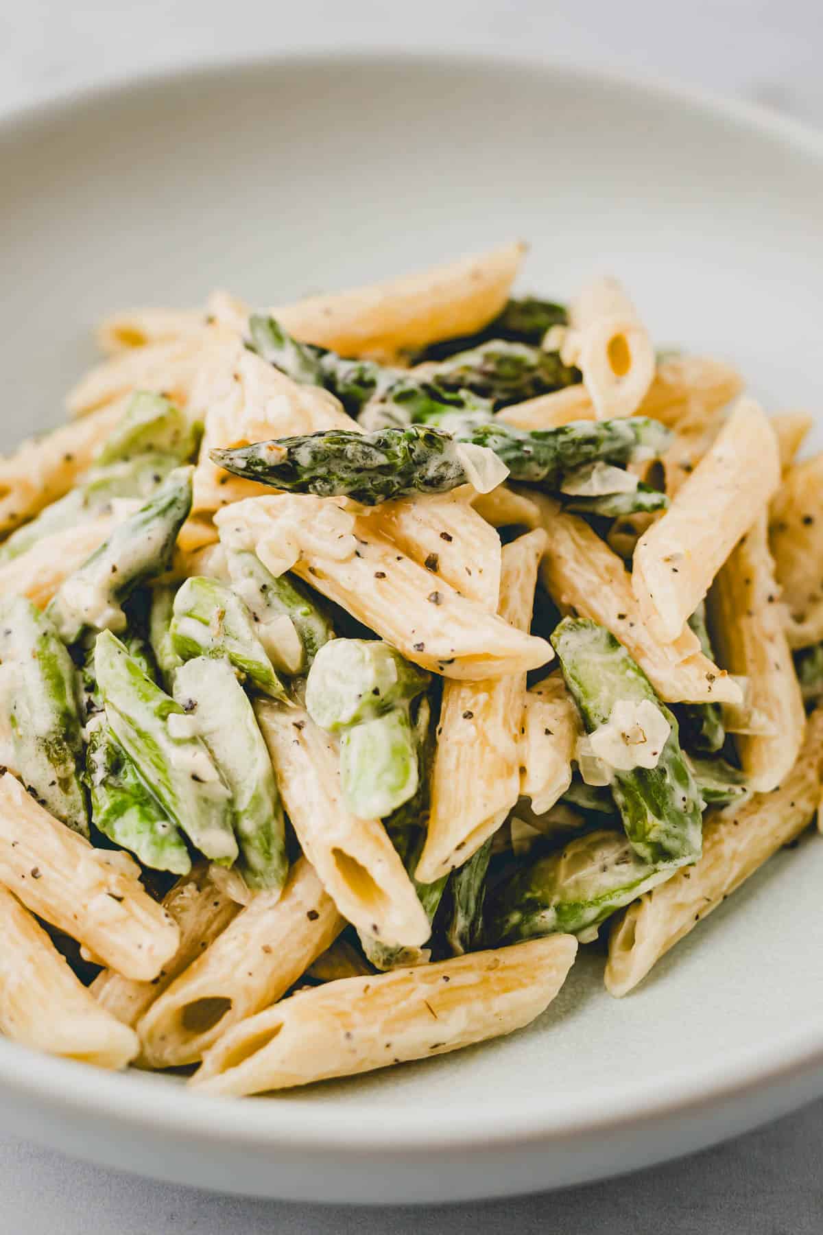 nahaufnahme von pasta mit grünem spargel