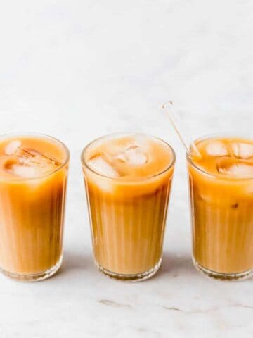 veganer thai eistee in gläsern gefüllt mit eis