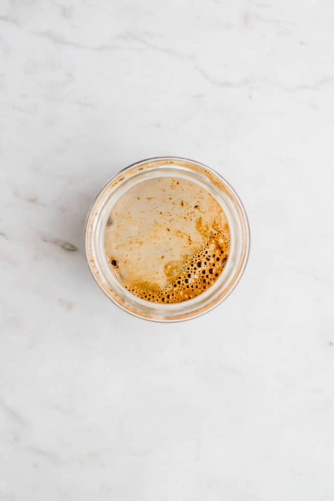 ein glas voll mit kaffee von oben fotografiert