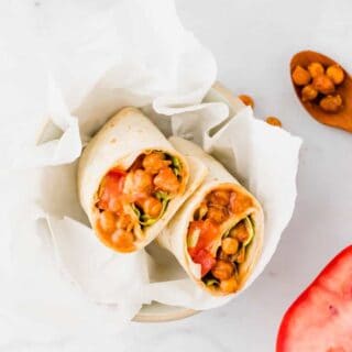 Vegane Tortilla Wraps mit BBQ Kichererbsen servier in einer blauen Schüssel