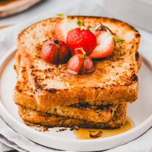 vegane arme ritter gestapelt auf einem teller