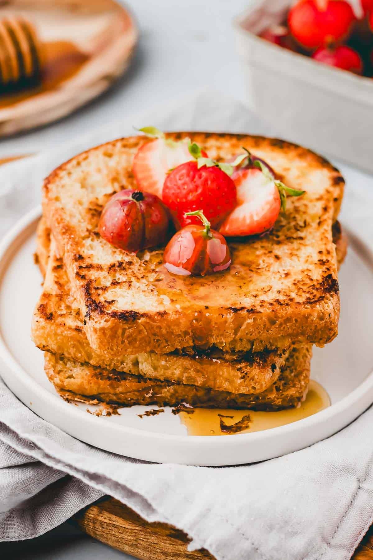 vegane arme ritter gestapelt auf einem teller
