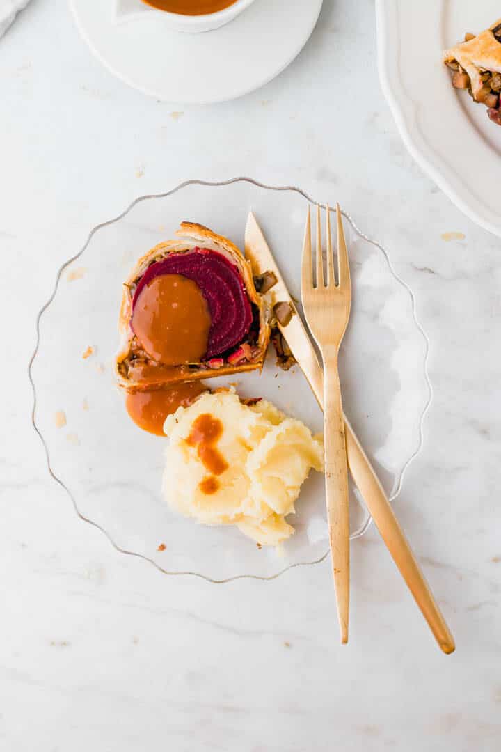 a slice beet wellington with gravy, mashed potato