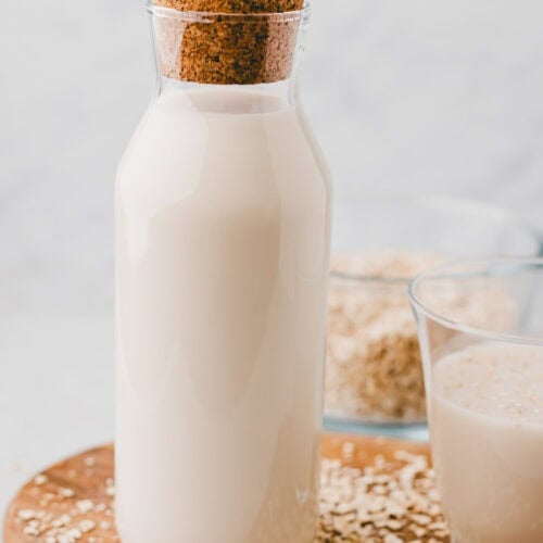 selbstgemachte hafermilch in einer glasflasche