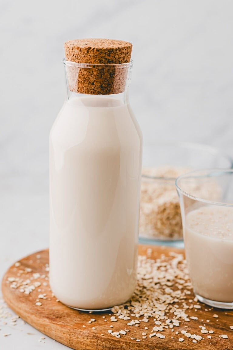selbstgemachte hafermilch in einer glasflasche