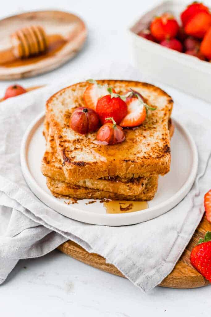 fotzelschnitten serviert mit ahornsirup und beeren