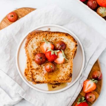 vegan french toast serviert mit frischen beeren