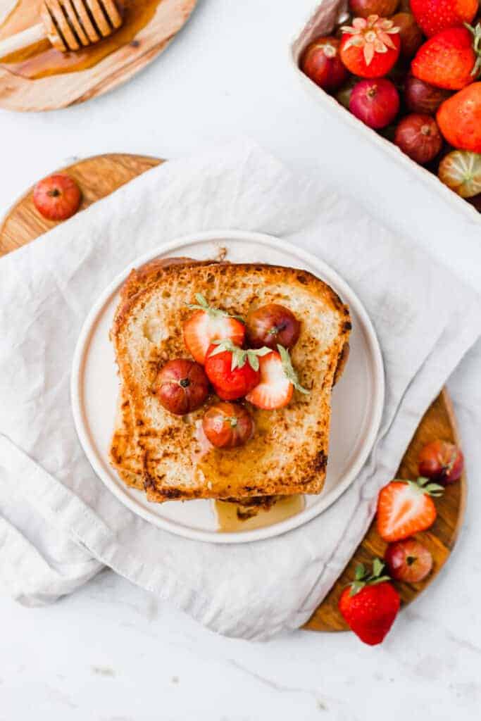 vegan french toast serviert mit frischen beeren