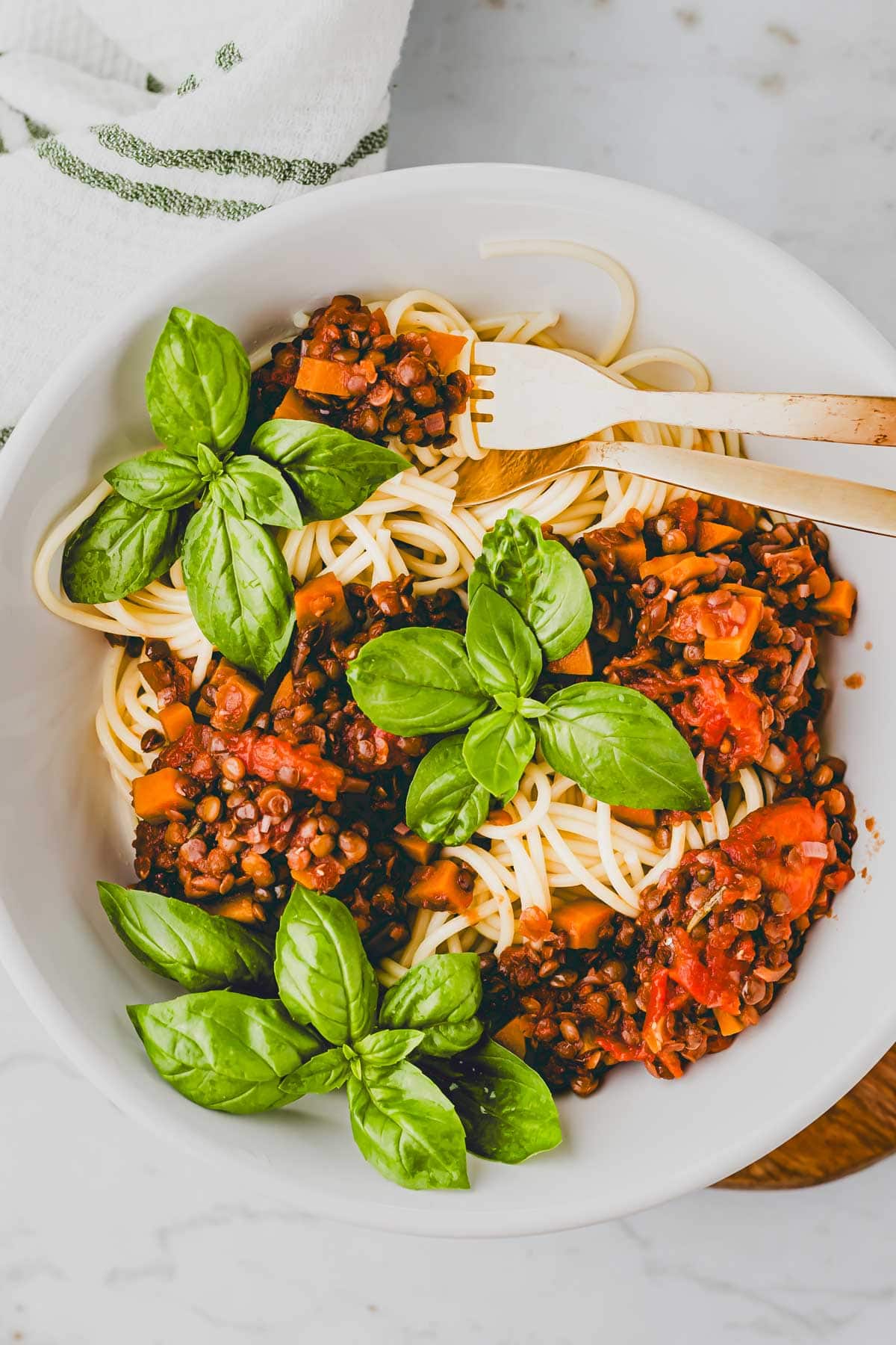 linsenbolognese mit spaghetti in einer schüssel