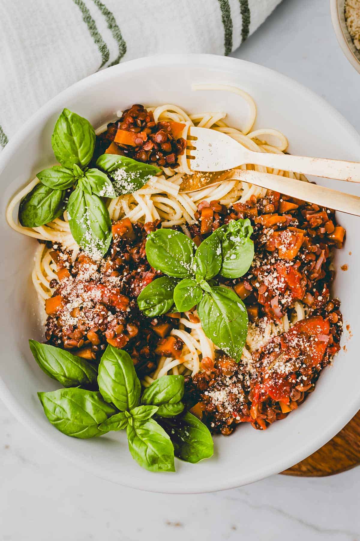 linsenbolognese mit spaghetti in einer schüssel