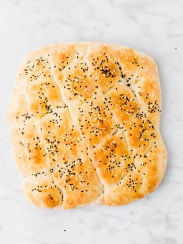 türkisches fladenbrot auf einem weissen tisch