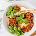 vegane spaghetti linsen bolognese mit frischem basilikum serviert