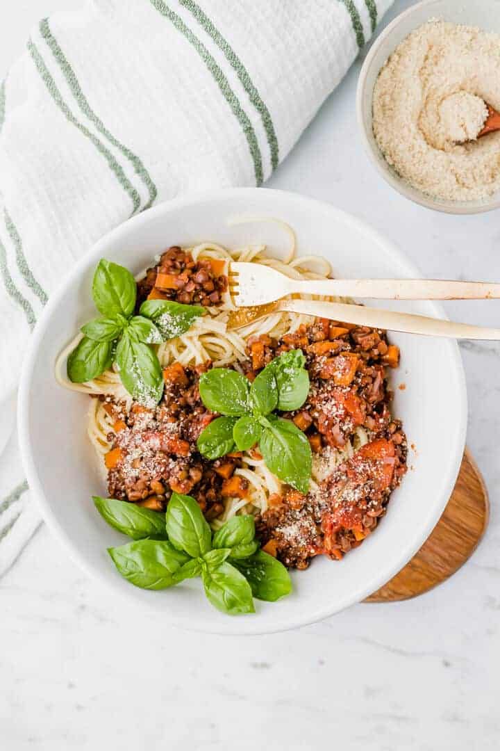 vegane bolognese mit spaghetti, parmesan, und basilikum