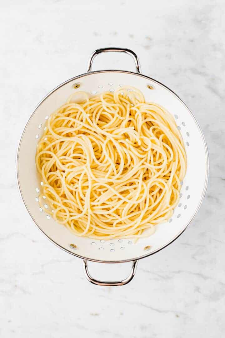 gekochte spaghetti in einem abtropfsieb