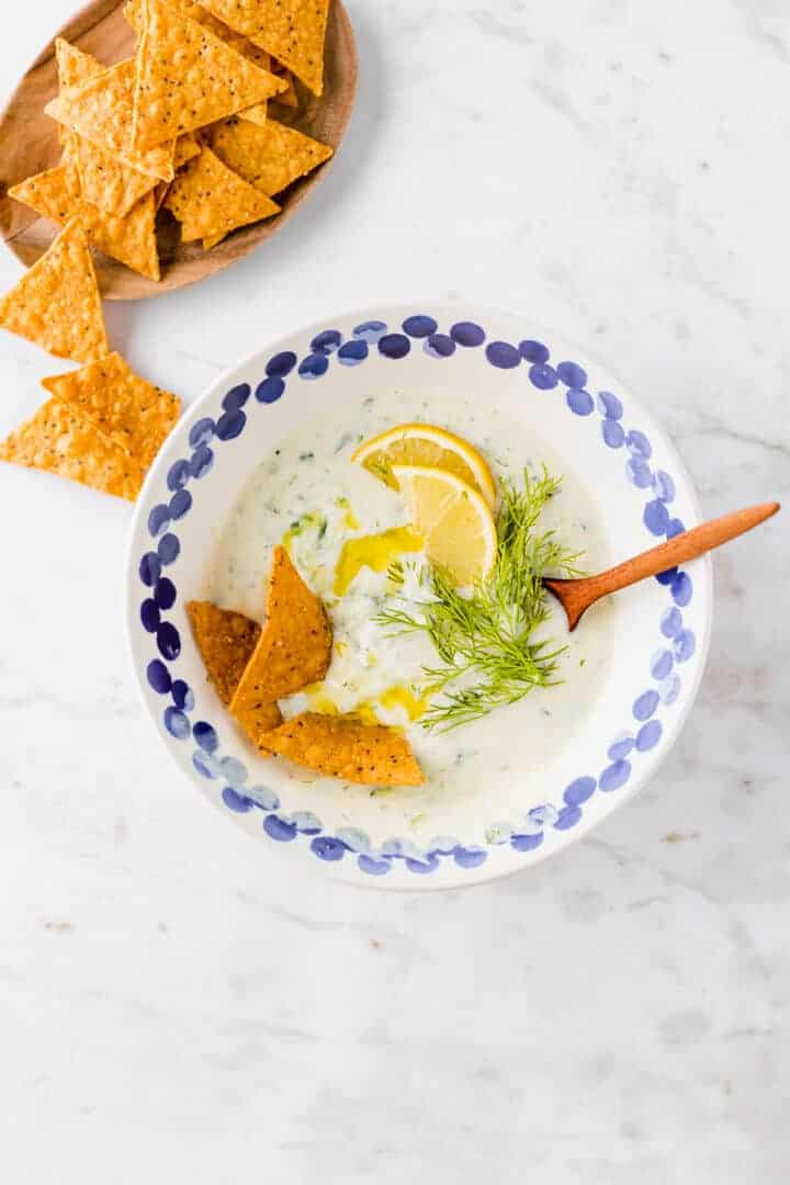 veganes tzatziki mit nachos serviert