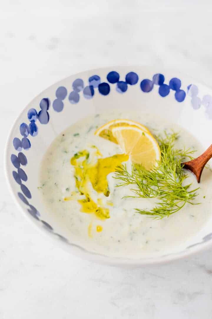 tzatziki vegan in einer weissen schüssel