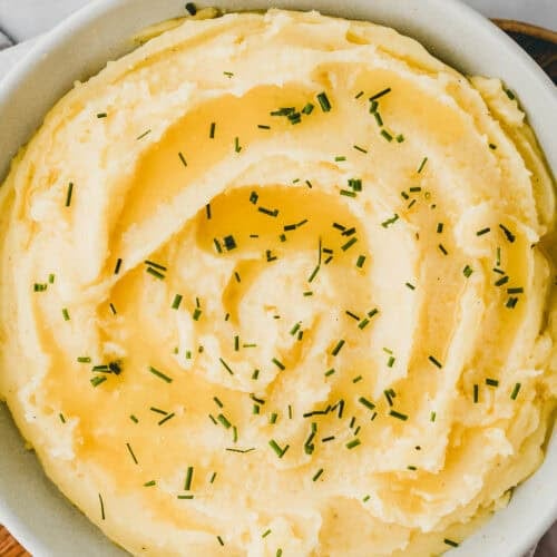 Veganer Kartoffelbrei serviert in einem blauen teller