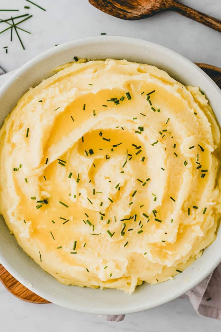 Veganer Kartoffelbrei serviert in einem blauen teller