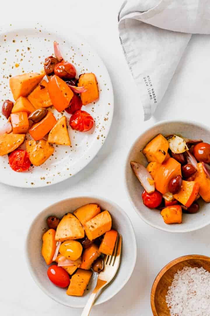 herbstgemüse mit süsskartoffeln und kürbis serviert in blauen schalen