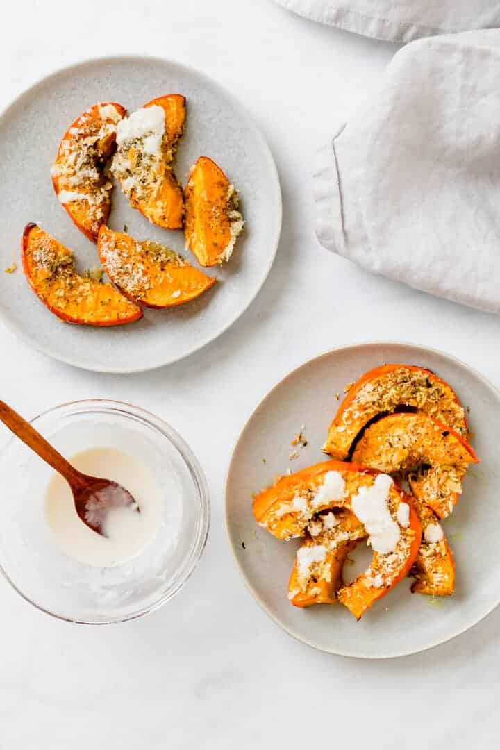 kürbis gebacken mit panko kruste und tahini sauce serviert