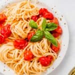 Spaghetti mit Ofentomaten auf einem weissen teller